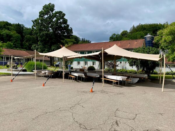 Zelt mit Partybänken