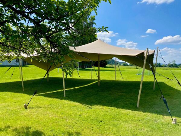 Aufgebautes Zelt auf Wiese